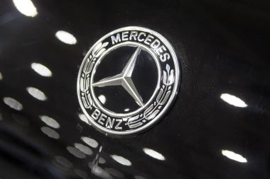 Kyiv, Ukrayna - 28 Mayıs 2021: Mercedes-Benz markasının logosu