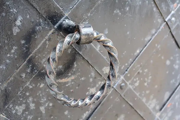 Antika kapıdaki metal tokmaklı kapıyı yakın çekimle çal. Retro