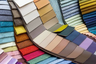 Mobilya mağazasında döşenmiş mobilyalar için kumaş örnekleri, döşenmiş mobilyalar için kumaş dokusu