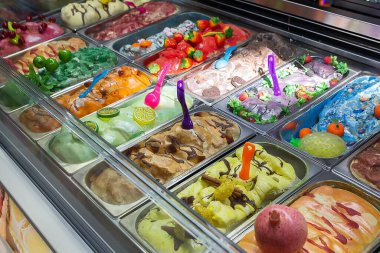 Markette çeşitli dondurmalar. Yiyecek.