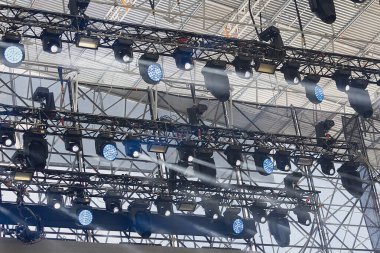 Konser sahnesinde ışıklandırma ekipmanları. Kitle olayları için hazırlama