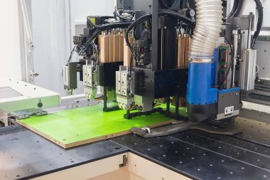 Marangozluk atölyesindeki ahşap CNC makinesi. Ahşap fabrikasının üretim hattı. CNC otomatikman marangozluk endüstrisinde