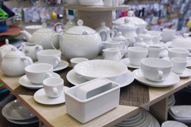 Modern çanak çömlek, porselen, çatal bıçak ve dükkandaki diğer farklı şeyler.