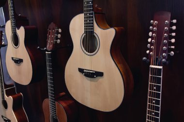 Bir müzik aleti mağazasında birkaç gitar.