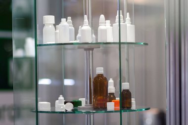 Göz damlası ve ilaç için çeşitli şişeler. İlaç endüstrisi.