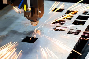 Cnc değirmen makinesi. Endüstriyel alanda metal işleme ve lazer kesimi. Makine araçlarının endüstriyel sergisi