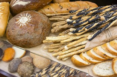 Fırın vitrininde çeşitli lezzetli hamur işleri. Yiyecek.