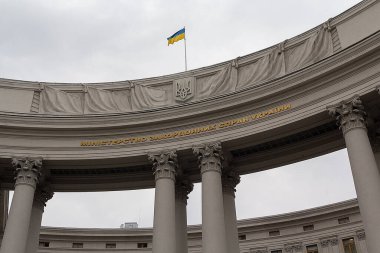 Kyiv, Ukrayna - 23 Ekim 2017: Ukrayna Dışişleri Bakanlığı binasında Ukrayna bayrağı. Ukrayna Dışişleri Bakanlığı 'nın Ukrayna' daki binası hakkındaki yazı.