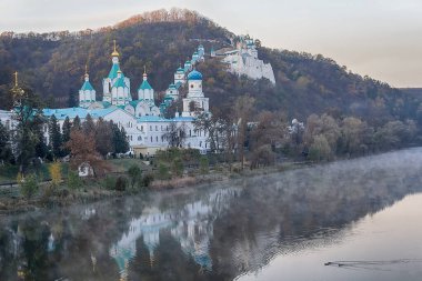 Ukrayna, nehir kıyısındaki Svyatogorsk 'taki tebeşir taşı üzerindeki kilise.