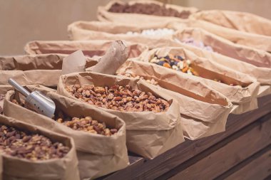 Tezgahta çeşitli fındıklı kağıt torbalar var. Yiyecek.