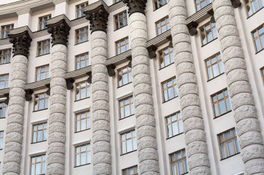 Klasik tarzda sütunları olan bir binanın ön cephesi. Mimari