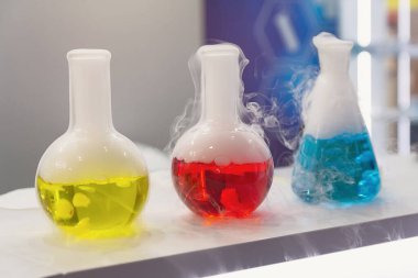 Masada sıvı bulunan laboratuvar tüpleri. Kimyasal deney