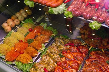 Bir kasapta tezgahın üzerinde çeşitli et çeşitleri var. Barbekü için hazırlıklar. Yiyecek.
