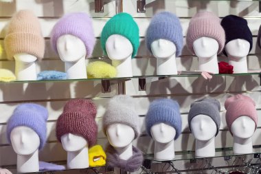 Alışveriş merkezlerinde sıcak kış şapkası satışı. Günlük kıyafet.