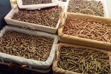 Tahıl ambarları ve tarım gibi tahıl ambarlarında çeşitli hayvanlar beslenir.