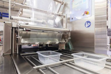 Plastik ambalaj yiyeceği için otomatik endüstriyel makine. Otomatik ambalaj hattı ve plastik film. Gıda endüstrisi