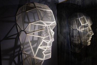 Manzara, insan kafası modelinin fütüristik bir şekli.