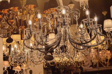 Karanlık bir arka planda aydınlatma mağazasında lüks bir avize. İç mekan