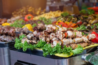 Şiş kebap ve sebzeli tezgah. Yiyecek.