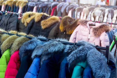 Bir alışveriş merkezinde sıcak kış kıyafetleri satışı. Tekstil endüstrisi