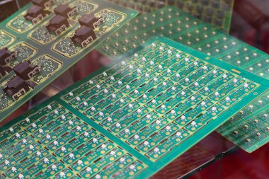 Üzerinde LED 'ler olan devre kartları. Elektronik