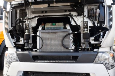 Açık bir motor bölmesi kamyonla. Taşıma