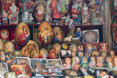Kyiv, Ukrayna - 28 Temmuz 2019: Bit pazarında ikon, matrecheuie ve biblolar şeklinde çeşitli el sanatları satılıyor