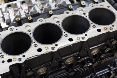 Silindir dizel motor tamiri bloğu. Otomobil motoru silindiri başları yakın çekimde.