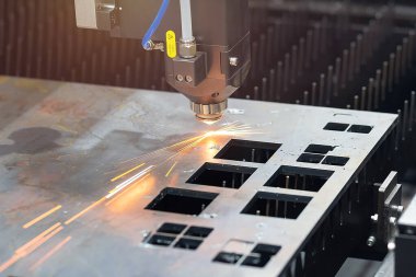 CNC lazer oymacılığında kıvılcımlar olan metal makineler. Lazer kesimi