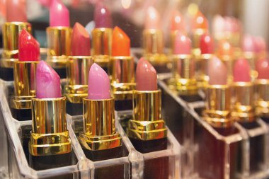 Satılık altın kaplamalı çeşitli gölgelerde bulunan ruj dizileri. Kozmetik mağazası