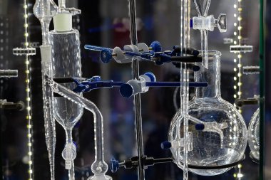 Kimyasal deneyler için laboratuvar ekipmanları yakın plan. Bilim