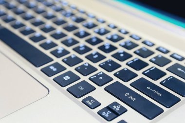 Dizüstü bilgisayarın klavyesine yakın çekim. Ofis geçmişi