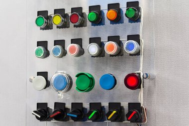 Sergi standında çeşitli elektrik düğmeleri var. Enerji endüstrisi