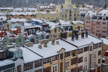 Karla kaplı renkli evlerin çatıları. Kyiv, Ukrayna