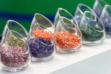 Sergi standında çok renkli tohumlar var. Tarım