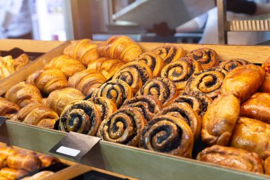 Dükkan, market, kafe veya fırın tezgahında satılık taze pişmiş tatlı ve poğaça çeşitleri