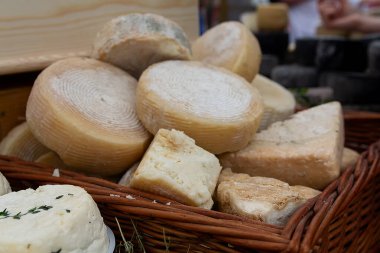 Marketin tezgahında taze doğranmış peynir. Yiyecek.