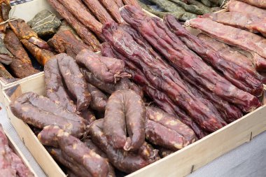 Sayaç yakın çekim üzerinde Sosis füme. Gıda