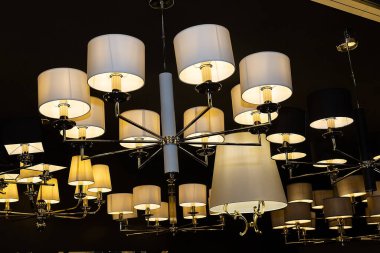 Mağaza vitrininde modern avizeler. Satılık.