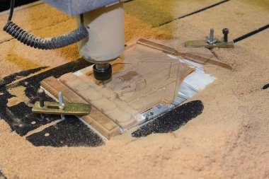 Otomatik cnc değirmen makinesi ahşap hamurdan ahşap işçiliği kesiyor. Ahşap işçiliği, gravür, oyma, endüstriyel