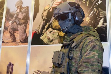 Askeri üniformalı ve teçhizatlı manken. Taktik ekipman