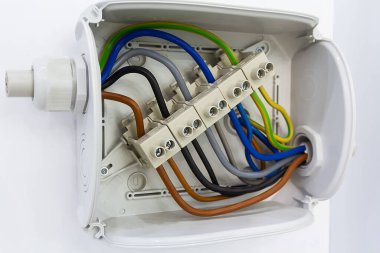 Elektrik dağıtım kutusunu açmak için kablolar ve deniz tarağı terminalleri. Sanayi