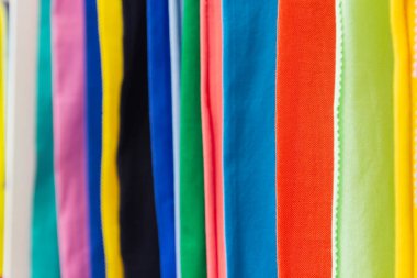 Renkli kumaşlar arka arkaya asılıyor. Tekstil endüstrisi