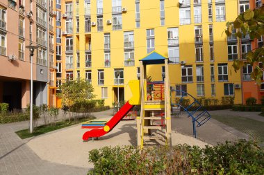 Modern bir yerleşim yerindeki avlunun içinde. Şehir