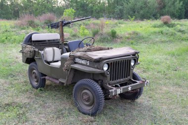 Kyiv, Ukrayna - 09 Mayıs 2018: Tarihi yeniden yapılanma festivalinde 2. Dünya Savaşı 'ndan kalma Jeep Willys MB