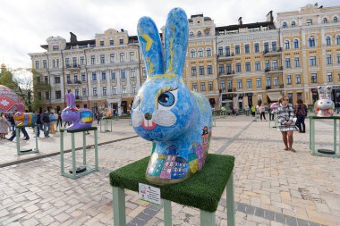 Kyiv, Ukrayna - 22 Nisan 2018: Meydanda sunulan büyük boyalı tavşan tesisleri, etrafta dolaşan insanlar. Halk Sanatı Festivali