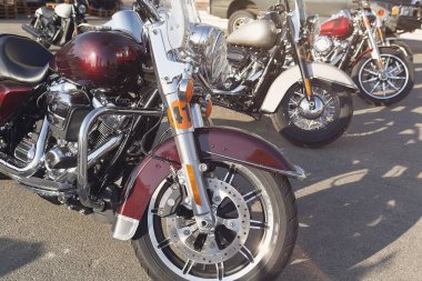 Sokakta eski bir motosiklet. Aktarım