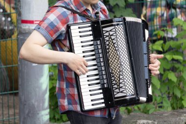 Sokak müziği düğme akordeonu çalıyor. Müzik