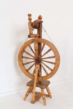 Eski moda distaff ve spindle. Antik ahşap dönen tekerlek