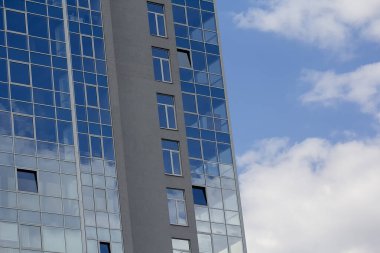 Gökyüzünün arka planına karşı modern ofis binası. Başarılı endüstriyel mimari iş kavramı.